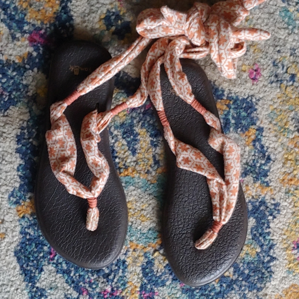 Sanuk tye up yoga sandals